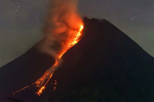 Vulcão Merapi na Indonésia volta a entrar em erupção