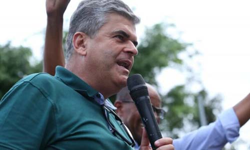 Carro do prefeito de Duque de Caxias é alvo de tiros no RJ