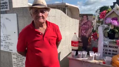 Homem celebra aniversário da falecida no jázigo da família em União dos Palmares