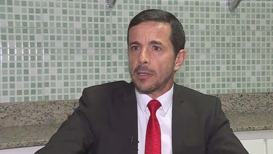 Homem que esfaqueou Bolsonaro é defendido por quatro advogados Zanone Junior, um dos defensores, que trabalhou no caso do goleiro Bruno, diz que foi contratado 